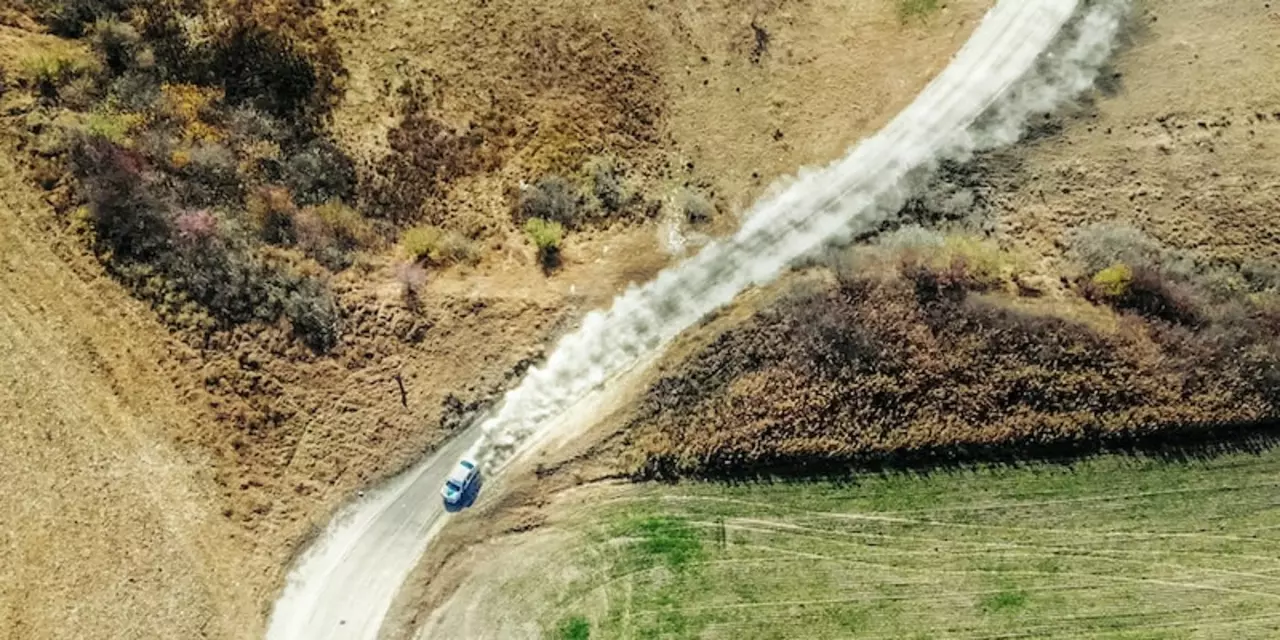 Waarom glijden rallywagens terwijl wegraceauto's dat niet doen?